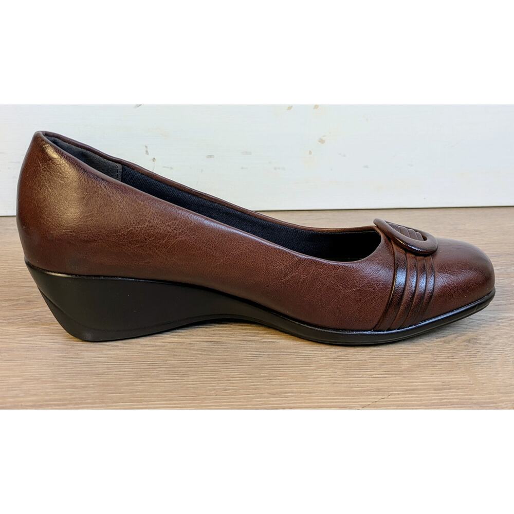 Rasolli Wedge Heel Shoe 8.5 Warm Brown 2" Comfort Career Buckle Accent NEW - Picture 5 of 7